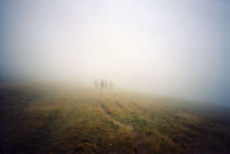 69.11: Βίτσι. Πορεία προς την κορυφή μέσα στην ομίχλη.
