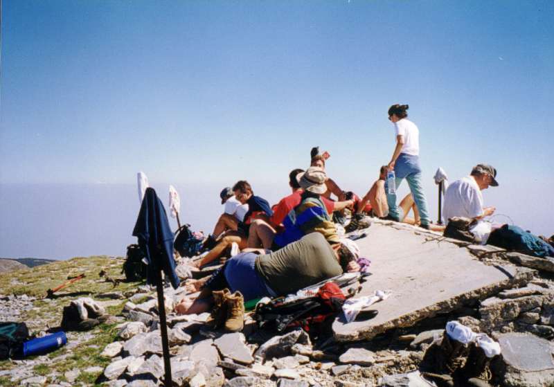 03. Η ομάδα της Ορειβατικής Λέσχης ξεκουράζεται στην κορυφή, πάνω στη σκεπή της υπόγειας εκκλησίας.