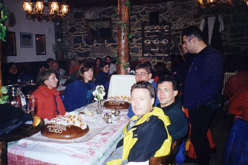 35. Κόψιμο της πρωτοχρονιάτικης πίτας της Ορειβατικής Λέσχης για το 2000, στον Αγ.Αθανάσιο.