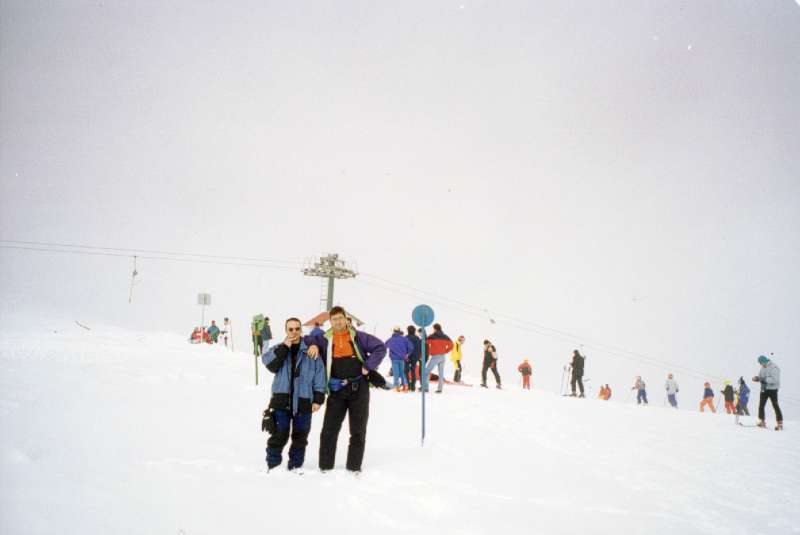 10. Τόλης και Βαγγέλης στην κορυφή του λιφτ στο χιονοδρομικό κέντρο του Βόρα.