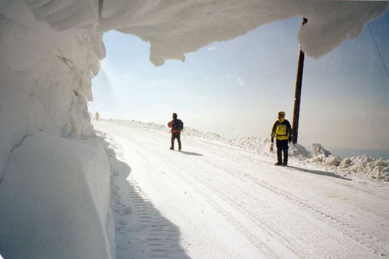 32. Περπατώντας για το χιονοδρομικό κέντρο στο Φαλακρό. Στην αριστερή πλευρά της φωτογραφίας, παρατηρήστε οτι σε κάποιο σημείο φαίνεται το χιόνι που παρασύρεται από τον αέρα, παγώνει και δημιουργεί αυτό το εφέ.