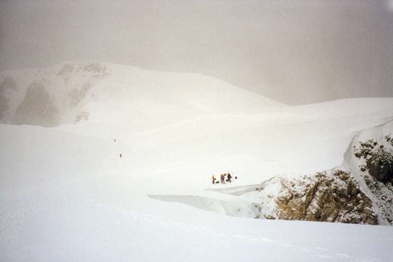 73.33: Φαλακρό. Κοντά στην κορυφή. Δεξιά είναι το σημείο Χιονότρυπα. Μέσα σε αυτή την τρύπα έλεγαν (το 2000) οτι το χιόνι (και ο πάγος) έλειωσε τελευταία φορά το 1995.