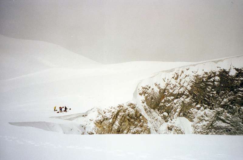34. Η Χιονότρυπα και μερικοί ορειβάτες-αναρριχητές πάνω σε ένα φρύδι, ενώ ετοιμάζονται να κατέβουν κάτω (περίπου 20 μέτρα).