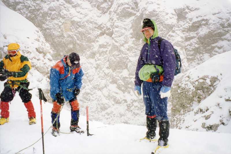 73.35: Φαλακρό. Ο Αχιλλέας ελέγχει το σχοινί πριν κατέβει στην Χιονότρυπα. Μην το δοκιμάσετε αν δεν αντέχετε στο πολύ κρύο.