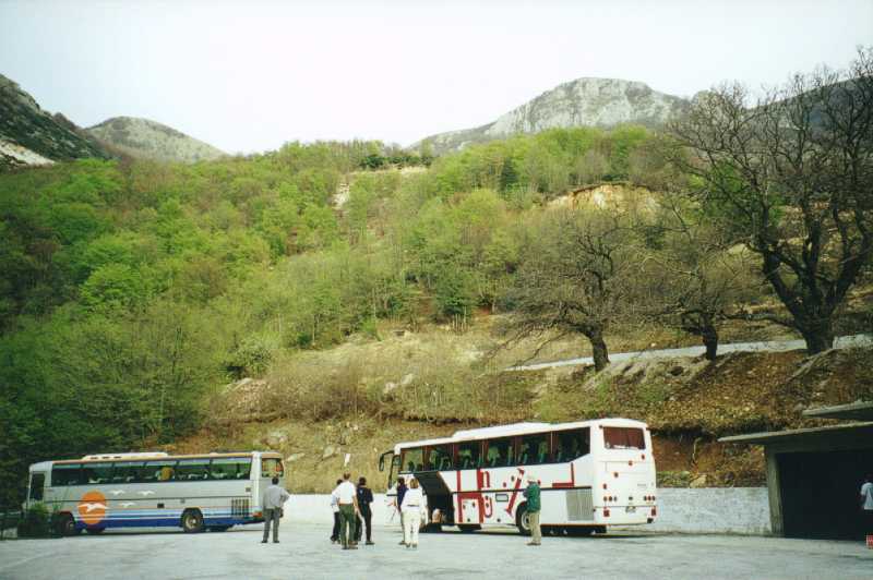 11. Τα λεωφορεία που μας περίμεναν στο τέλος της πορείας στο μοναστήρι.