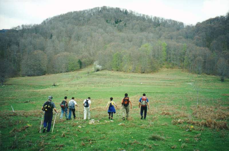 12. Μία ομάδα της ΟΛΘ στο πρώτο κομμάτι της ανάβασης για Γκράβιτσα-Νίτσε.