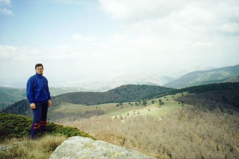 15. Πάνω στην κορυφή Γκράβιτσα. Πίσω (βόρεια) φαίνεται οροπέδιο που ανήκει στην Π.Γ.Δ.Μακεδονίας.