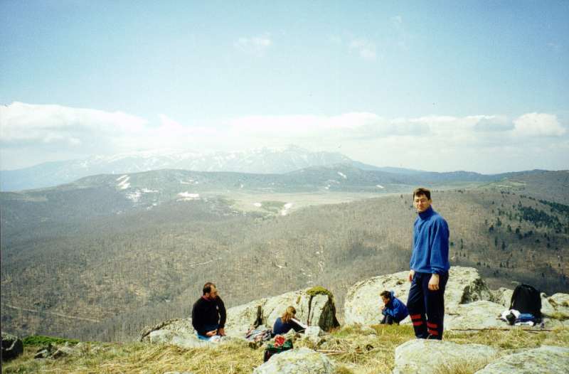 16. Οι ορειβάτες ξεκουράζονται στην Γκράβιτσα και στο βάθος φαίνεται το τεράστιο οροπέδιο, λίγο πιο πίσω η κορυφή Νίτσε και στο βάθος το χιονισμένο Καιμακτσαλάν.
