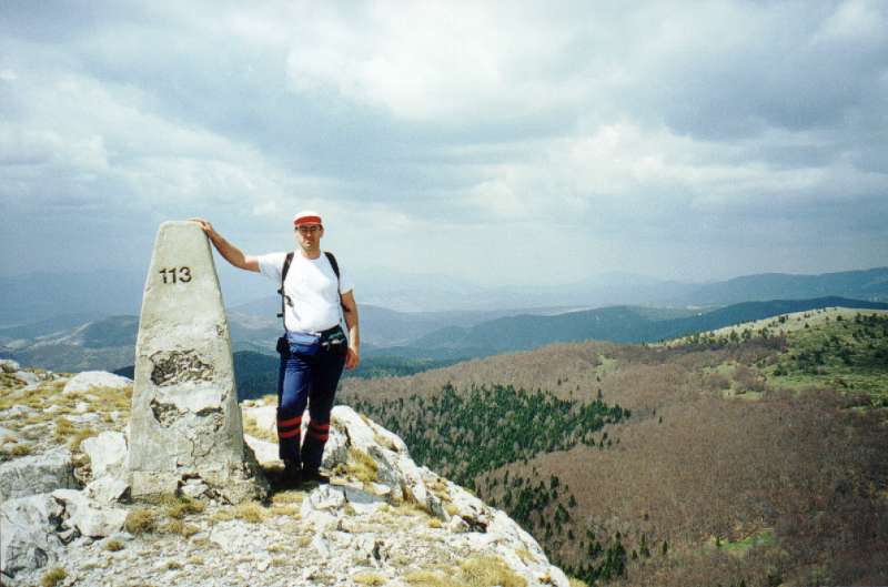 19. Στην κορυφή Νίτσε με φόντο την ΠΓΔ. Μακεδονίας. Κάπου στα δεξιά υπήρχε ένα Σκοπιανό φυλάκιο.