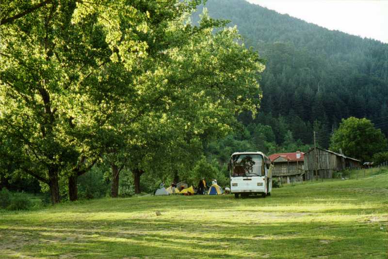 08. Οι σκηνές και το λεωφορείο, δίπλα στο Αρκουδόρεμα στην άκρη του χωριού Βωβούσα.