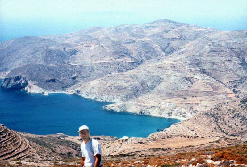 31. Από το ψηλότερο σημείο του νησιού Αγ. Ελευθέριος (414 μ.): ο όρμος Αγκάλης (Βαθύ), αριστερά η παραλία Αγ. Νικόλαος, δεξιά η πιο πολυσύχναστη παραλία Αγκάλη, επάνω δεξιά ο οικισμός Άνω μεριά.