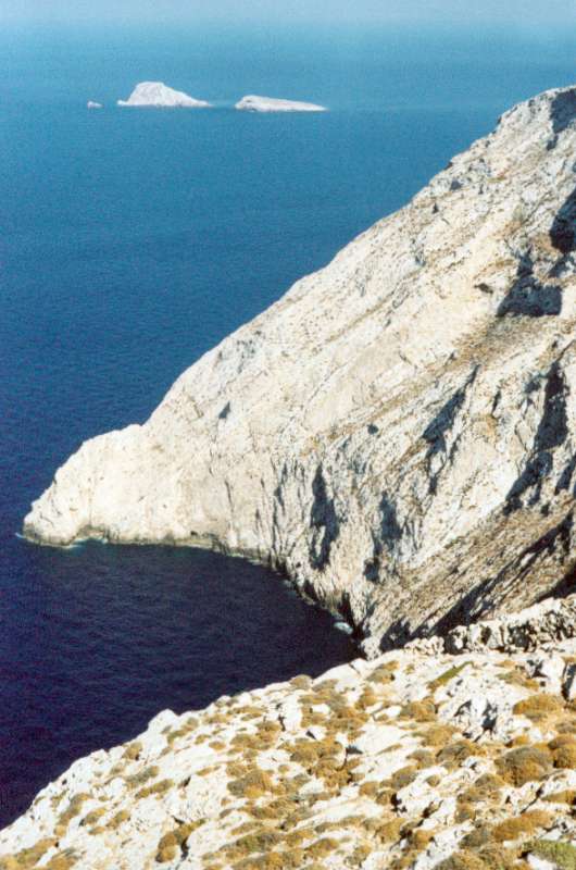 07. Διασχίζοντας την κορυφογραμμή από την Χώρα προς τον Καραβοστάση. Στον κάβο Χοντρομουτσούνα φαίνεται, λίγο πάνω από την επιφάνεια της θάλασσας, κάποια σπηλιά.