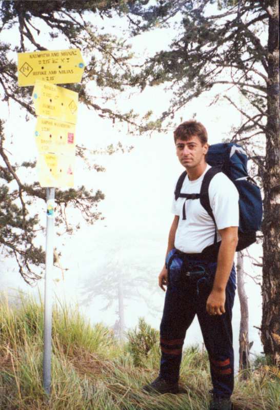 29. Πινακίδες που καθοδηγούν τους ορειβάτες στο καταφύγιο και στις κορυφές.