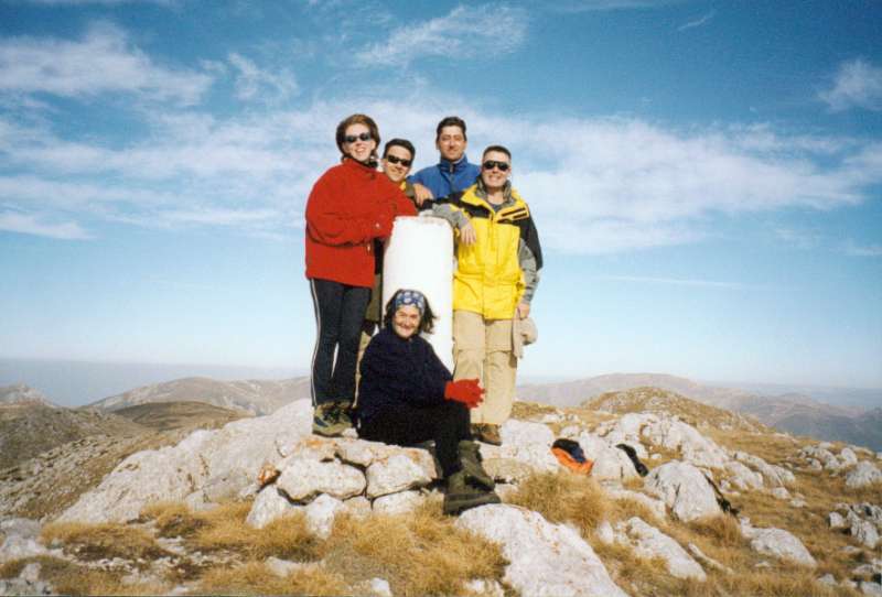 83.26: Πίνοβο. Μετά από πολλές ώρες ανάβαση, επιτέλους στην κορυφή (2154m). Βάσω, Δημήτρης, Βαγγέλης, Τάσος και μπροστά η Ζωή.