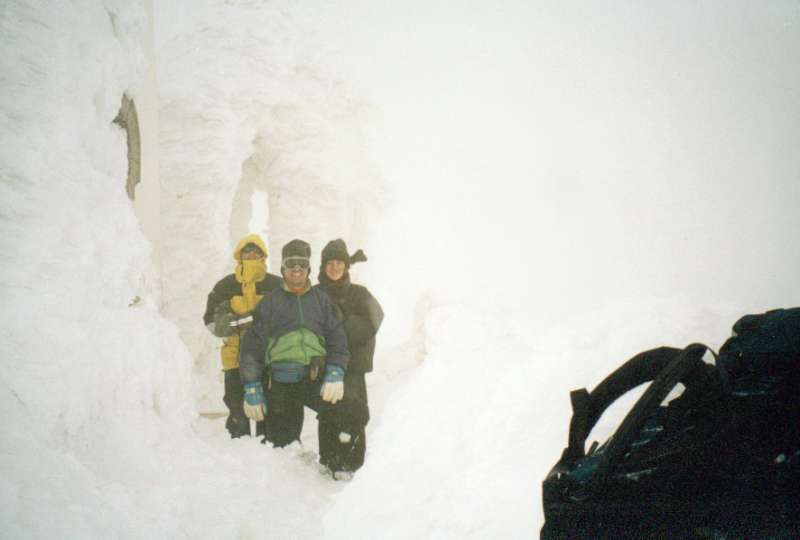 23. Μετά από αφάνταστη ταλαιπωρία σε μαλακό χιόνι, ο Τάσος, εγώ και η Μαρία, στο εκκλησάκι της κορυφής Πρ.Ηλίας(2.524μ).