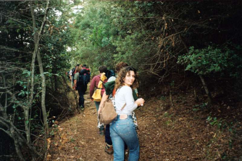 36. Όλυμπος. Η Μαρίνα ανεβαίνοντας με τον ΣΕΟ τα πρώτα της ορειβατικά μέτρα προς Γκόλνα-Τσουκνίδα.