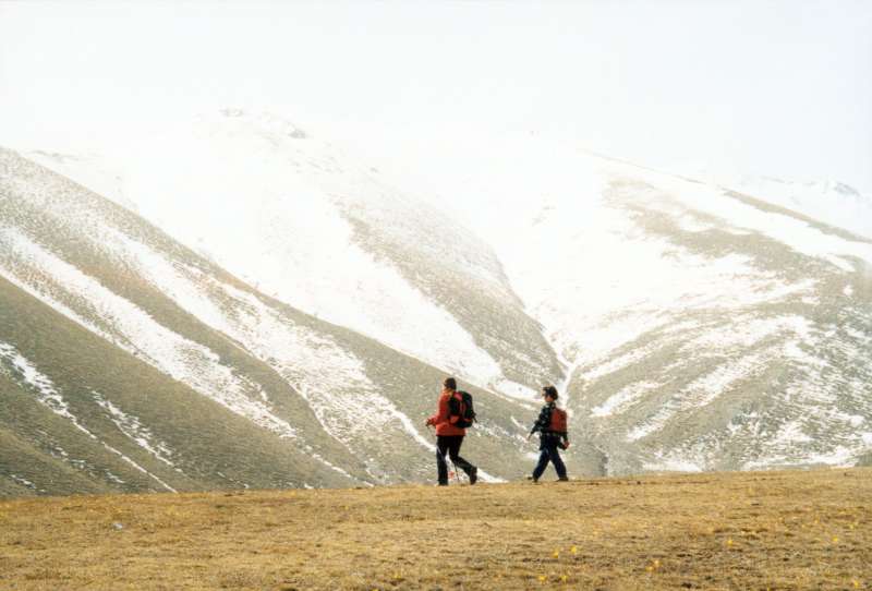 86.02: Άσκιο (Σινιάτσικο). Η Μαρία (μπροστά) και η φίλη της λίγο πριν την κύρια ανάβαση.