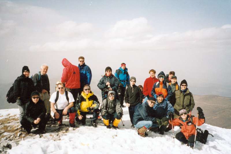 10. Επιτέλους στην κορυφή Σινιάτσικο (2.111 μ). Αναμνηστική φωτογραφία με μερικούς από τους ορειβάτες.