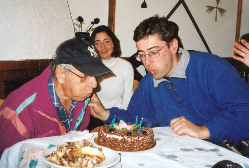 14. Ο κυρ-Τάσος και εγώ σε ταβέρνα στην Βλάστη σβήνουμε την 'τούρτα δώρο' για τα γενέθλια μας. Πίσω η Αθηνά χαρούμενη... ή μήπως σκέφτετε πότε θα φάει την τούρτα; Σε πειράζω βρε ;-)