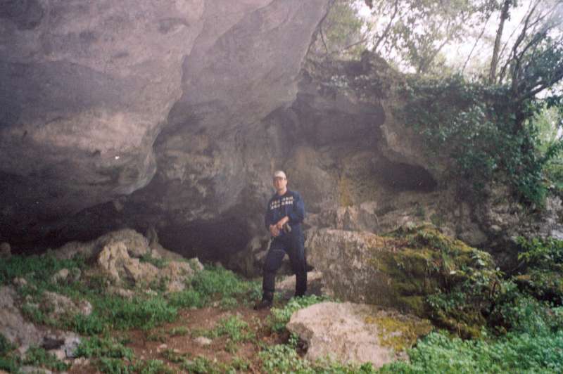 03. Μία μικρή σπηλιά συμπληρώνει την αίσθηση εξερεύνησης και επαφής με τη φύση.