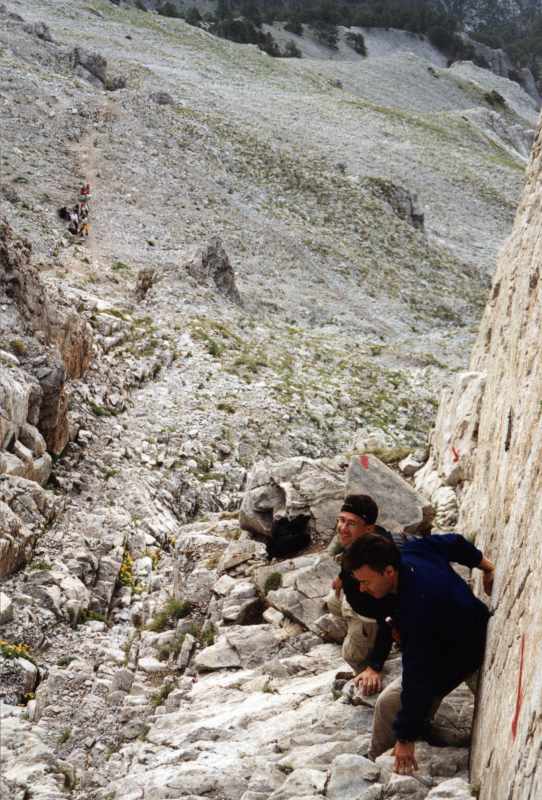 14. Καθώς κατεβαίνουμε το λούκι του Μύτικα, βλέπουμε ομάδα ορειβατών που είναι έτοιμοι να ανέβουν.