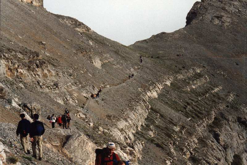 19. Πολλοί ορειβάτες που ανεβαίνουν. Αν τους συναντούσαμε στο λούκι θα κινδυνεύαμε από τις πέτρες που πέφτουν.