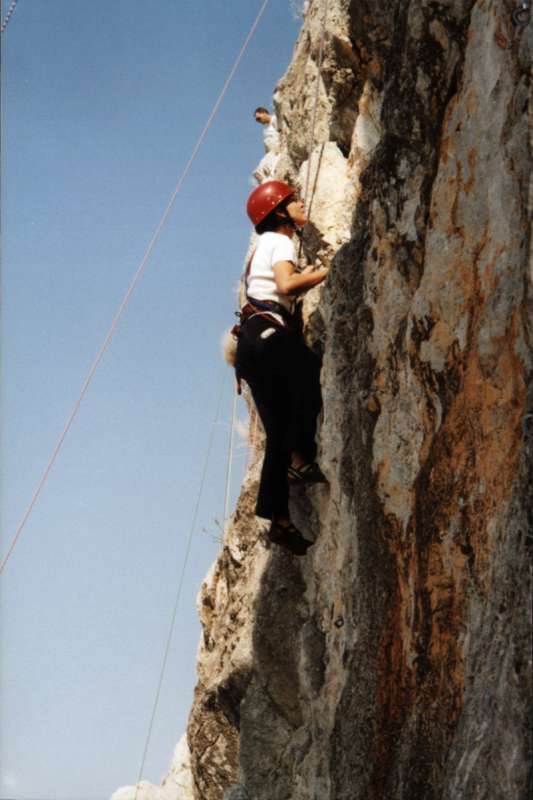 06. Η Χριστίνα σκαρφαλώνει στο Ρετζίκι.