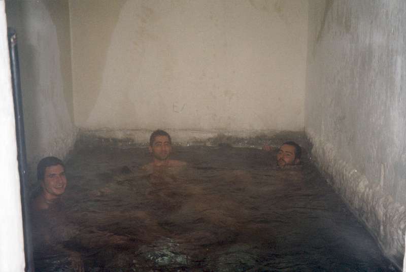 22. Μετά το παγωμένο Σινιάτσικο, ζεστό μπάνιο στα λουτρά Πόζαρ, με τον Δημήτρη και τον Θοδωρή.